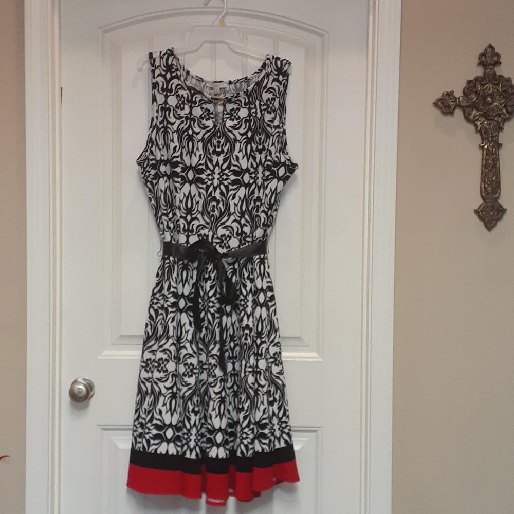 Stunning women's 2X red, black and white dress.